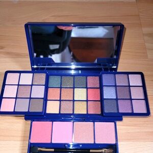 ⭐️AVON glow up glim up palette